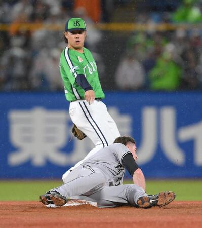 ５回、若林の打球が当たり、アウトになる一塁走者のキャベッジ（撮影・伊藤笙子）