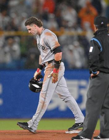 ５回、若林の打球が当たり、アウトになる一塁走者のキャベッジ（撮影・伊藤笙子）