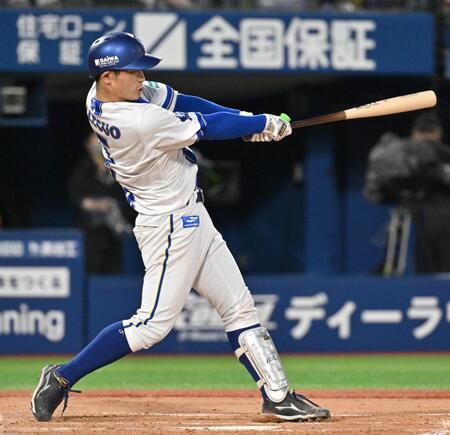 ３回、松尾が左越えに先制ソロを放つ