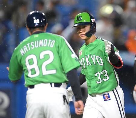 ８回、２者連続となる左越えソロを放った内山（右）＝撮影・伊藤笙子