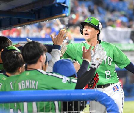 ８回、右越えソロを放ち、ナインに迎えられる茂木（撮影・伊藤笙子）