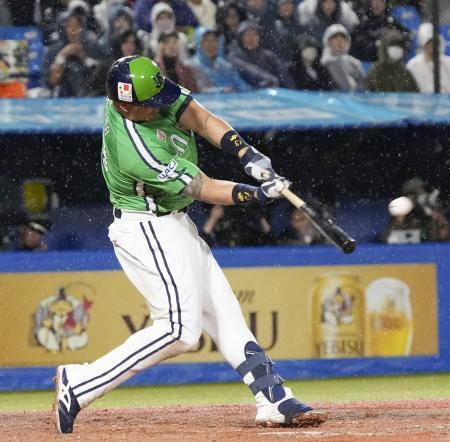 　７回ヤクルト無死、オスナが左越えに勝ち越しソロを放つ＝神宮