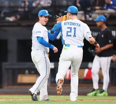 ８回、ピンチを最小失点でしのぎ、清宮幸（右）とタッチを交わす金村（撮影・中島達哉）