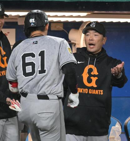 ４回、左越えソロを放った増田陸（左）を迎える阿部監督（撮影・伊藤笙子）