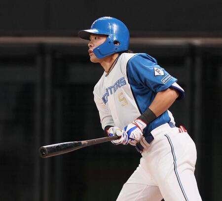 ３回、適時二塁打を放つ野村（撮影・中島達哉）