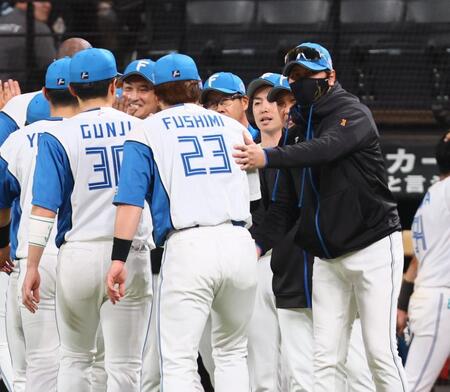 楽天に勝利し、ナインを迎える新庄監督（右）＝撮影・中島達哉