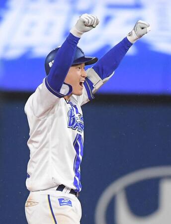 １０回、松尾は左中間にサヨナラ勝ちの口火を切る二塁打を放つ（撮影・佐藤厚）