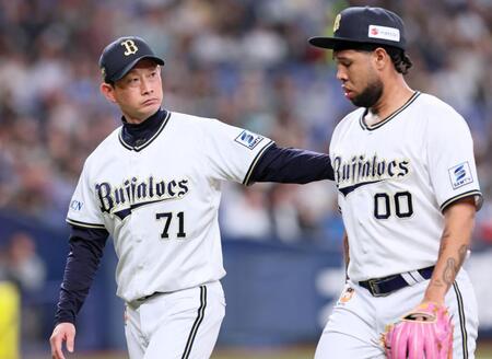 ６回、エスピノーザ（右）を降板させベンチへ引き揚げる岸田監督（撮影・立川洋一郎）