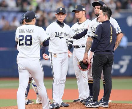 ６回、エスピノーザ（右端）を降板させる岸田監督（中央）＝撮影・立川洋一郎