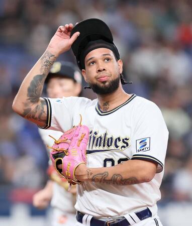 ２回、同点を許しベンチへ引き揚げるエスピノーザ（撮影・立川洋一郎）