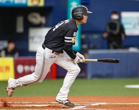 　６回ソフトバンク１死満塁、笹川が中前に適時打を放つ＝京セラドーム