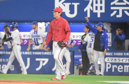 ９回、オースティンに同点適時打を打たれ、ぼう然とする栗林（撮影・佐藤厚）