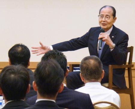 　特別ゲストとして出席した「女子野球タウンサミット」で話すプロ野球ソフトバンクの王貞治会長＝９日、東京都墨田区