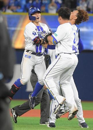 １０回、林（左）は中越えにサヨナラ打を放ち歓喜のジャンプ（撮影・佐藤厚）