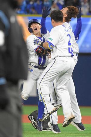 １０回、林（左）は中越えにサヨナラ打を放ち歓喜のジャンプ（撮影・佐藤厚）