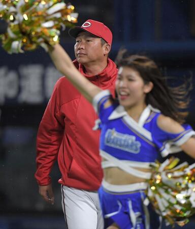 ７回表終了後、選手交代を告げベンチに戻る広島・新井貴浩監督＝横浜スタジアム（撮影・佐藤厚）