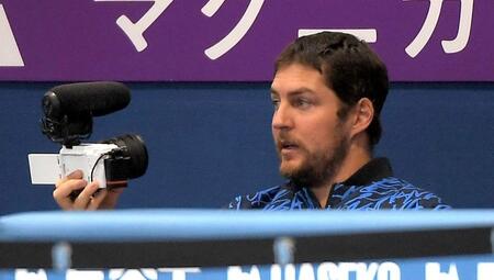 　カメラに語りかけるバウアー（撮影・佐藤厚）