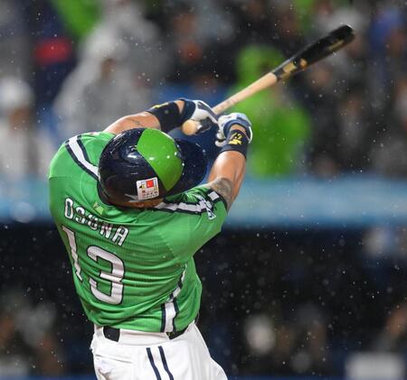 ７回、勝ち越しの左越えソロを放つオスナ（撮影・伊藤笙子）