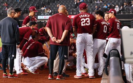 一軍に合流し、円陣の声出しをする楽天・辰己涼介（右）＝エスコンフィールド北海道（撮影・中島達哉）