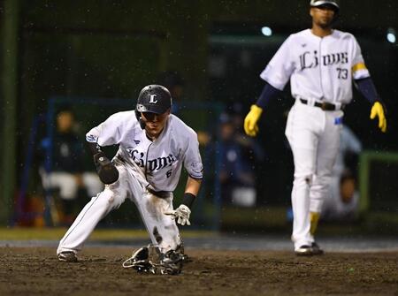 ５回、ワンバウンドの球をモンテル（後方）が空振り三振し、ボールが転がる間に三塁から先制のホームに生還した源田（撮影・開出牧）