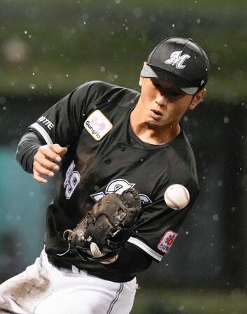 ５回、モンテルの邪飛を落球する一塁手立松