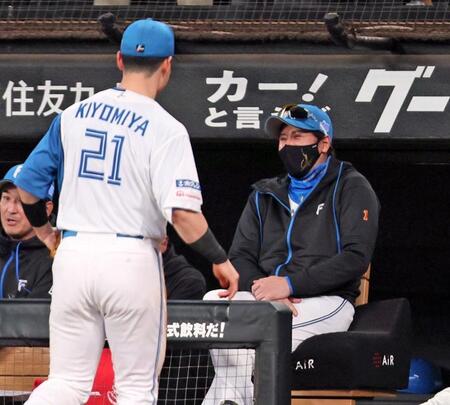 ４回、清宮幸（左）を笑顔で迎える新庄監督（撮影・中島達哉）