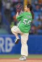 始球式に登場した平祐奈（撮影・伊藤笙子）