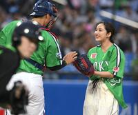 始球式を終え、古賀（左）から記念のボールを受け取る平祐奈（撮影・伊藤笙子）