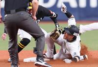 １回、二盗を成功させる麦谷（撮影・立川洋一郎）