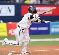 １回、先制の中犠飛を放つ森（撮影・立川洋一郎）