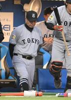 １回、若林のバント失敗に肩を落とす阿部監督（撮影・伊藤笙子）