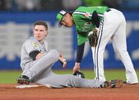 ５回、若林の打球が当たり、アウトになる一塁走者のキャベッジ（撮影・伊藤笙子）