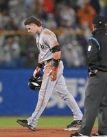 ５回、若林の打球が当たり、アウトになる一塁走者のキャベッジ（撮影・伊藤笙子）