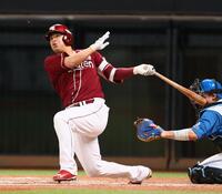 ８回、二塁打を放つ浅村（撮影・中島達哉）