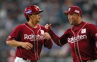 ８回、二塁打を放って代走を送られ、三木監督（右）に迎えられる浅村（撮影・中島達哉）