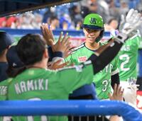 ８回、２者連続となる左越えソロを放ち、ナインに迎えられる内山（撮影・伊藤笙子）