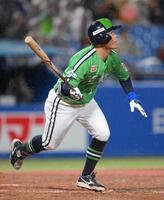 ８回、右越えソロを放つ茂木（撮影・伊藤笙子）