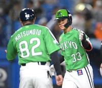 ８回、２者連続となる左越えソロを放った内山（右）＝撮影・伊藤笙子