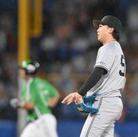 ７回、オスナ（奥）に勝ち越しソロを浴びた船迫（撮影・伊藤笙子）