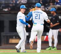 ８回、ピンチを最小失点でしのぎ、清宮幸（右）とタッチを交わす金村（撮影・中島達哉）