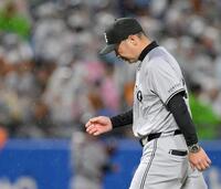 ７回、投手交代を行い、うつむきながらベンチに戻る阿部監督（撮影・伊藤笙子）