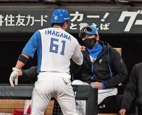 ３回、野村の適時二塁打で生還した一走・今川（左）を迎える新庄監督（撮影・中島達哉）