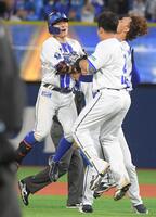 １０回、林（左）は中越えにサヨナラ打を放ち歓喜のジャンプ（撮影・佐藤厚）