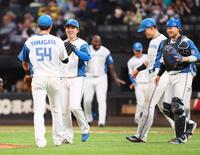 完投勝利をあげ、ナインと喜ぶ金村（左から２人目）＝撮影・中島達哉