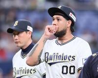 ６回、途中降板となりベンチへ引き揚げるエスピノーザ。左は岸田監督（撮影・立川洋一郎）