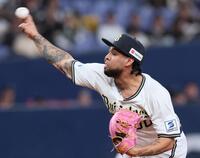 ソフトバンク打線を相手に力投するエスピノーザ（撮影・立川洋一郎）