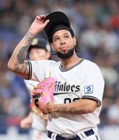 ２回、同点を許しベンチへ引き揚げるエスピノーザ（撮影・立川洋一郎）