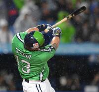 ７回、勝ち越しの左越えソロを放つオスナ（撮影・伊藤笙子）