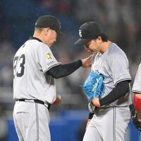 ７回、ピンチを作った船迫（右）を降板させる阿部監督（撮影・伊藤笙子）