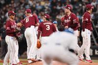 ３回、マウンドに集まる楽天・滝中瞭太（右から２人目）ら楽天ナイン＝エスコンフィールド北海道（撮影・中島達哉）